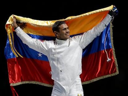 El esgrimista Rubén Limardo, tras ganar la medalla de oro en los Juegos Olímpicos de 2012 en Londres.