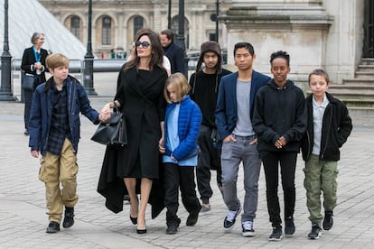 La actriz Angelina Jolie pasea junto a sus hijos Maddox, Shiloh, Vivienne Marcheline, Knox Leon, Zahara y Pax en París el pasado enero.