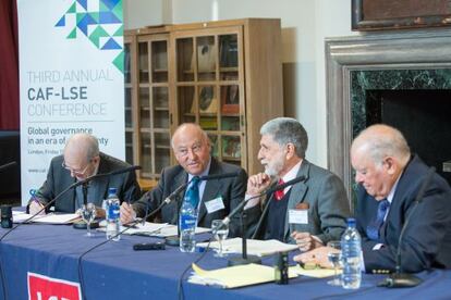 Los panelistas en la conferencia de CAF y LSE.