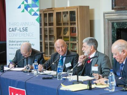 Debatedores na conferência da CAF e LSE.