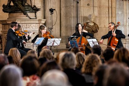 Los músicos del grupo Concerto 1700 y el chelista Marco Testori (a la derecha).