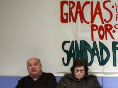 Cartel en una sala del hospital del Henares, ayer tras conocerse la renuncia del Gobierno regional de privatizar la gesti&oacute;n de seis hospitales.