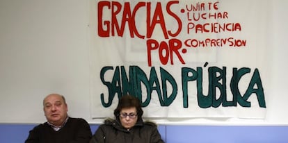 Cartel en una sala del hospital del Henares, ayer tras conocerse la renuncia del Gobierno regional de privatizar la gesti&oacute;n de seis hospitales.