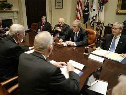 Bush, Josh Bolten, Dick Cheney y Stephen Hadley, durante la reunión de hoy en el Despacho Oval de la Casa Blanca.