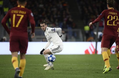 El delantero galés del Real Madrid Gareth Bale controla el balón en una acción del partido.