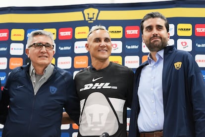 Keylor Navas, en el centro de la imagen, junto al presidente de Pumas, Luis González, y el presidente deportivo, Eduardo Saracho. 