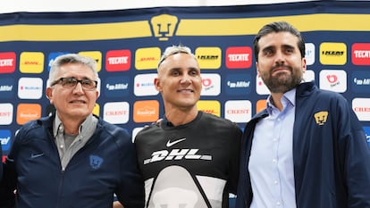 Keylor Navas, en el centro de la imagen, junto al presidente de Pumas, Luis González, y el presidente deportivo, Eduardo Saracho.