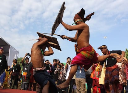 Indígenas de la isla de Bali demuestran sus habilidades de batalla tradicionales, durante una reunión para comunidades indígenas en Tanjung Gusta, Sumatra.