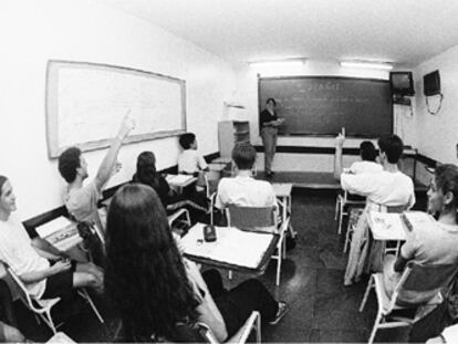 Una clase de lengua española en la escuela Édem de Río de Janeiro (Brasil).