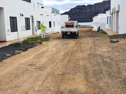 Un trabajador desinfecta las veredas de La Graciosa, el pasado 30 de marzo.