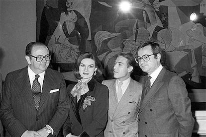 Octubre de 1981, de izquierda a derecha, Íñigo Cavero, ministro de Cultura; Paloma Picasso y Rafael López-Cambil, su esposo entonces, y Javier Tusell, durante el acto inaugural de la exposición del <i>Guernica</i> en el Casón del Buen Retiro de Madrid.