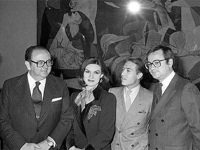 Octubre de 1981, de izquierda a derecha, Íñigo Cavero, ministro de Cultura; Paloma Picasso y Rafael López-Cambil, su esposo entonces, y Javier Tusell, durante el acto inaugural de la exposición del <i>Guernica</i> en el Casón del Buen Retiro de Madrid.