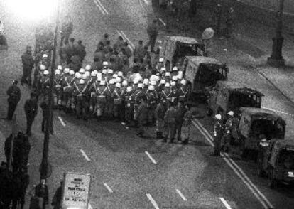 Vehículos militares en las inmediaciones del Congreso de los Diputados el 23 de febrero de 1981.