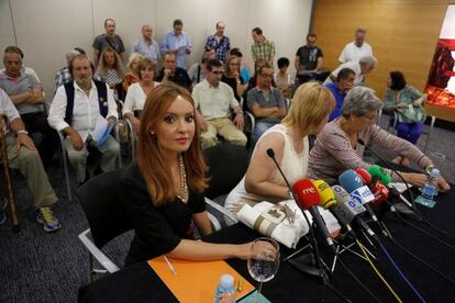 En el centro, Inés Núñez, Ana de Benito y Arantxa Kortaberria, acompañadas por el grupo de víctimas policiales, en la rueda de prensa de esta mañana.