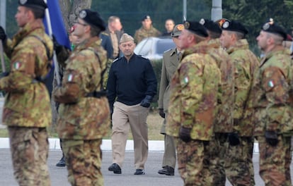 James Stavridis durante la ceremonia de partida de un cuerpo de despliegue con destino a Afganistán, en Solbiate Olona, Italia, en 2013