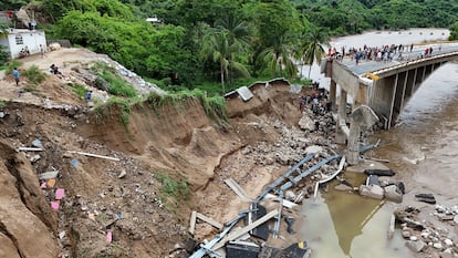 Vista aérea de un puente colapsado por el paso del huracán 'John' en Acapulco.