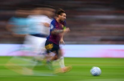 El delantero del Barcelona Lionel Messi corre con el balón en una acción del partido.