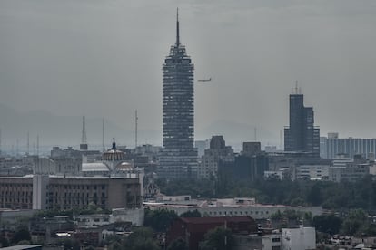 Un avión vuela cerca de la Torre Latinoamericana. 
