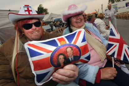 Residentes ingleses en Rojales, ayer, en el espacio habilitado para ellos con motivo de la boda real de Londres.