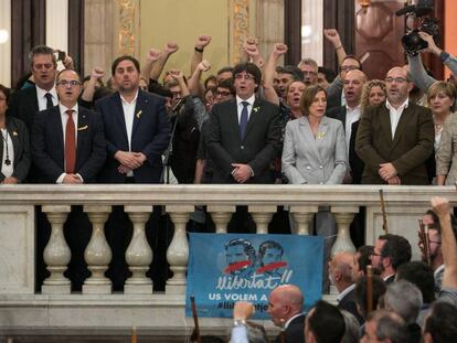 Puigdemont i el seu govern el dia de la proclamació de la república catalana, el 27 d'octubre de 2017.