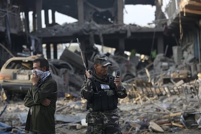 Las fuerzas de seguridad afganas inspeccionan el lugar donde se ha perpetrado un atentado con coche bomba, en Kabul, Afganistán.