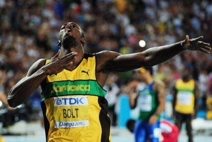 Usain Bolt celebra la victoria en los 200 metros  de los Mundiales de Daegu.