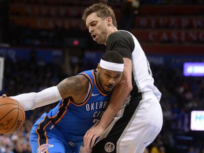 Pau Gasol se planta ante Carmelo Anthony.