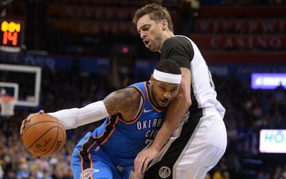 Pau Gasol se planta ante Carmelo Anthony.