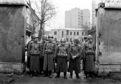 Soldados soviéticos en el bulevard Zúbovski, de Moscú, en 1990m esperando el paso de unos 300.000 participantes en una de las manifestaciones más grandes de la oposición democrática.