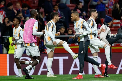 Jugadores del Real Madrid calientan en el campo antes del partido. 