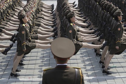 Kim Jong-un presidió el desfile de regimientos de soldados que marcharon por Pyongyang para conmemorar el 105º aniversario del nacimiento de Kim II-sung, abuelo del actual líder norcoreano. En la imagen, mujeres soldados norcoreanas desfilan en la celebración del Día del Sol.