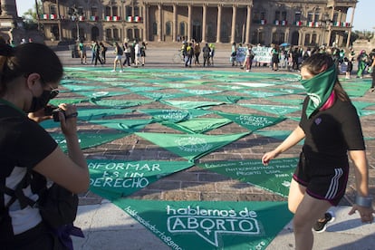 Una manifestación a favor del aborto frente al Palacio de Gobierno, en el centro de Monterrey