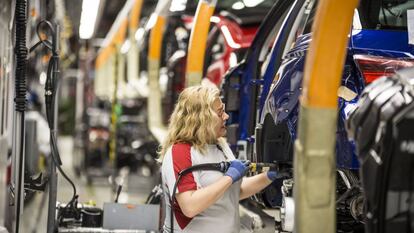 Una mujer trabaja en la fábrica de Martorell de Seat.