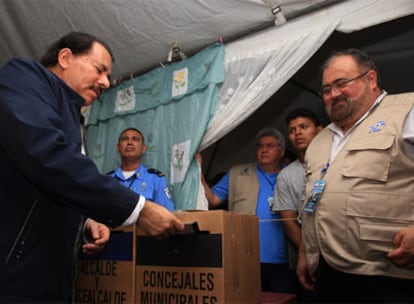 El presidente de Nicaragua, Daniel Ortega, vota el pasado domingo en presencia de Roberto Rivas, presidente del Consejo Supremo Electoral.