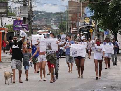 Moradores do bairro Castelar em Belford Roxo fazem protesto na porta da DHBF cobrando resposta da polícia pelo desaparecimento de três crianças que sumiram no bairro de Areia Branca, também em Belford Roxo.