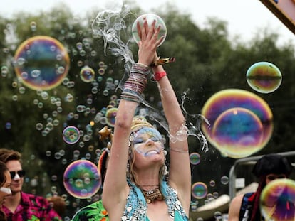 Una asistente al Bestival de Inglaterra, rodeada de burbujas de jabón.