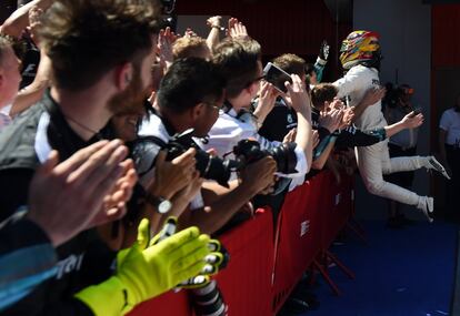 Lewis Hamilton celebra su victoria con sus compañeros de equipo.