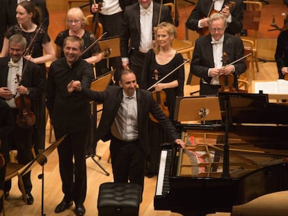 El director de orquesta Vasili Petrenko y el pianista Simon Trpčeski, de la mano, junto a algunos integrantes de la Filarmónica de Oslo, ayer en Zaragoza.