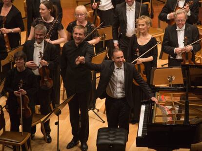 El director de orquesta Vasili Petrenko y el pianista Simon Trpčeski, de la mano, junto a algunos integrantes de la Filarmónica de Oslo, ayer en Zaragoza.