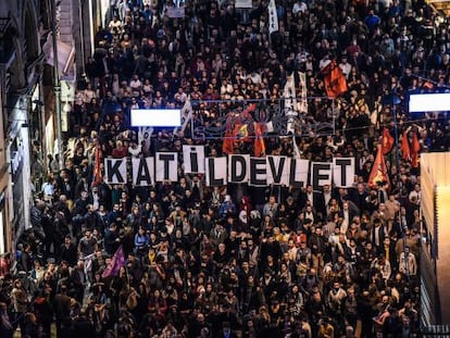 Marcha no sábado em Ancara com um cartaz que diz "Estado assassino".