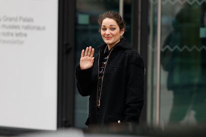 La actriz francesa Marion Cotillard, imagen de Chanel en sus últimas campañas publicitarias para promocionar sus perfumes, no ha faltado a la cita con la alta costura.