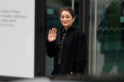 La actriz francesa Marion Cotillard, imagen de Chanel en sus últimas campañas publicitarias para promocionar sus perfumes, no ha faltado a la cita con la alta costura. 