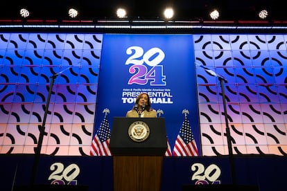 卡馬拉·哈里斯於 2024 年 7 月 13 日星期六在費城舉行的亞裔美國人和太平洋島民投票集會上發表演說。
