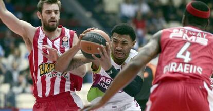 Johnson, en el centro, disputa una jugada con Mantzaris y Petway en el partido disputado en Atenas.