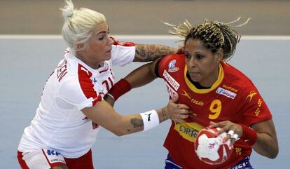 Mangué, junto al a danesa Kristiansen, en un partido de preparación.