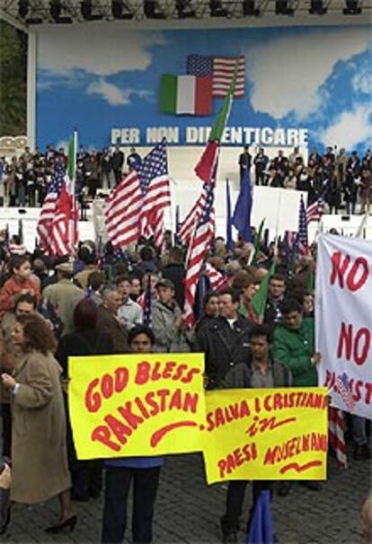 Varios árabes sostienen pancartas a favor de Pakistán durante la concentración a favor de EE UU en Roma.