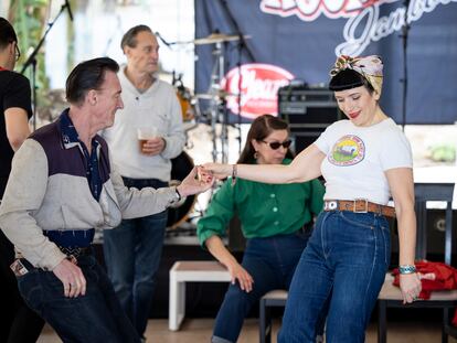 Una pareja baila en el hotel La Barracuda durante el festival Rockin' Race Jamboree celebrado en Torremolinos (Málaga), el 1 de febrero.