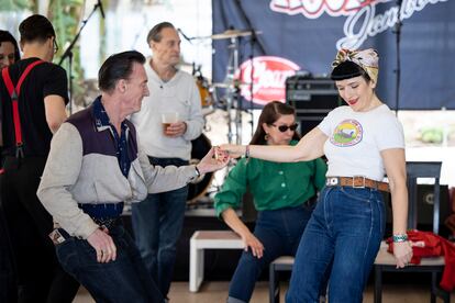 Una pareja baila en el hotel La Barracuda durante el festival Rockin' Race Jamboree celebrado en Torremolinos (Málaga), el 1 de febrero.