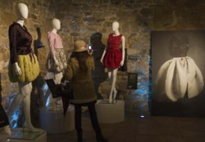 Varias de las prendas expuestas en la muestra Euskadi sabe a moda, en Beasain.