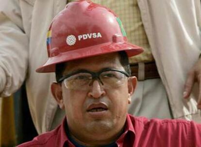 El presidente Chávez con un casco de la petrolera estatal PDVSA.
